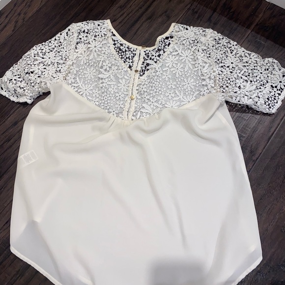 White floral blouse - Picture 2 of 3